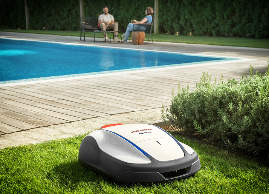 Robot koszący Honda Miimo podczas automatycznego koszenia trawnika w przydomowym ogrodzie.